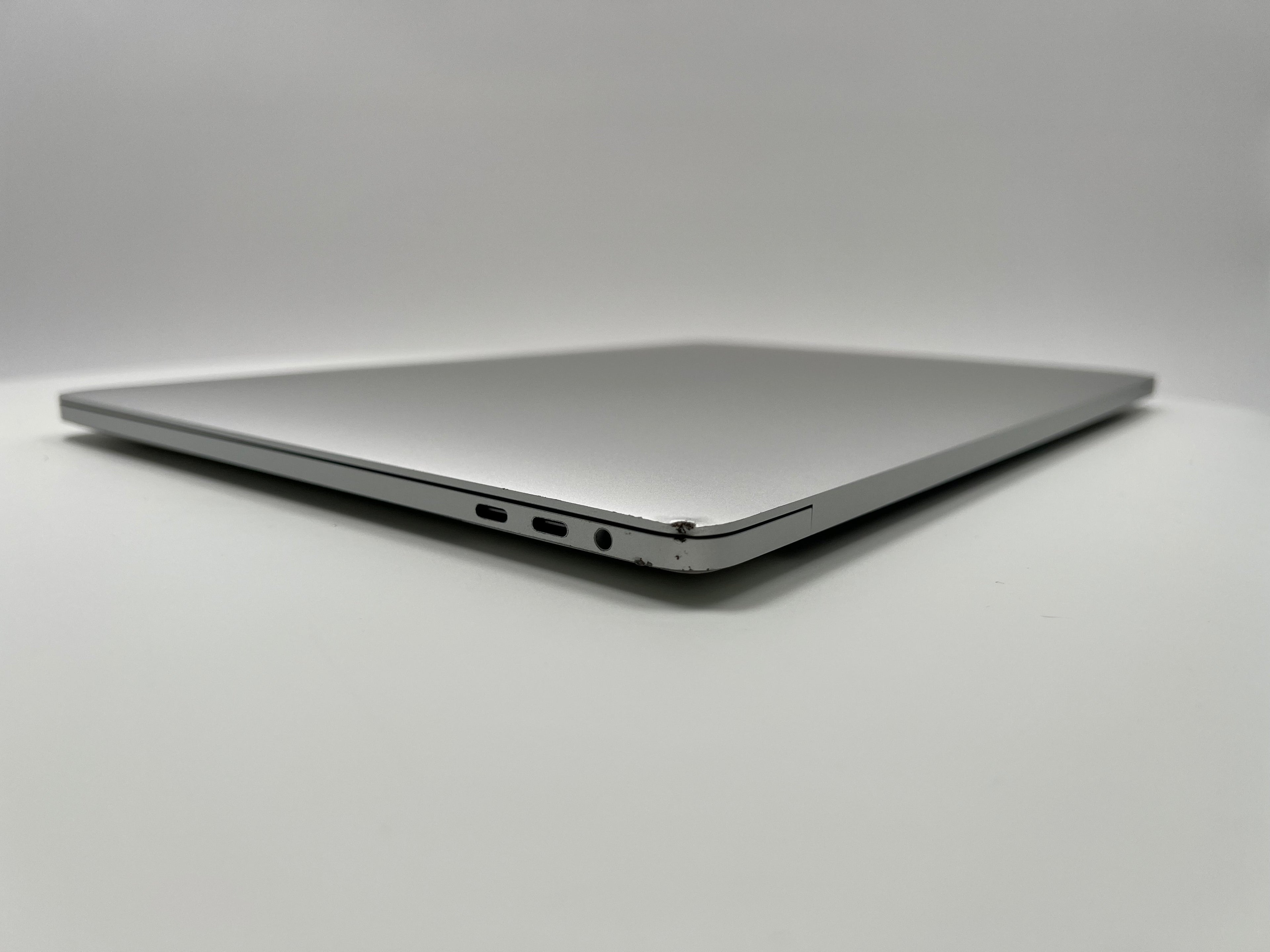 MacBook Pro (2019) 15-inch – Intel Core i9 2.3GHz • Radeon Pro 560X – 32GB RAM 1TB SSD – Read