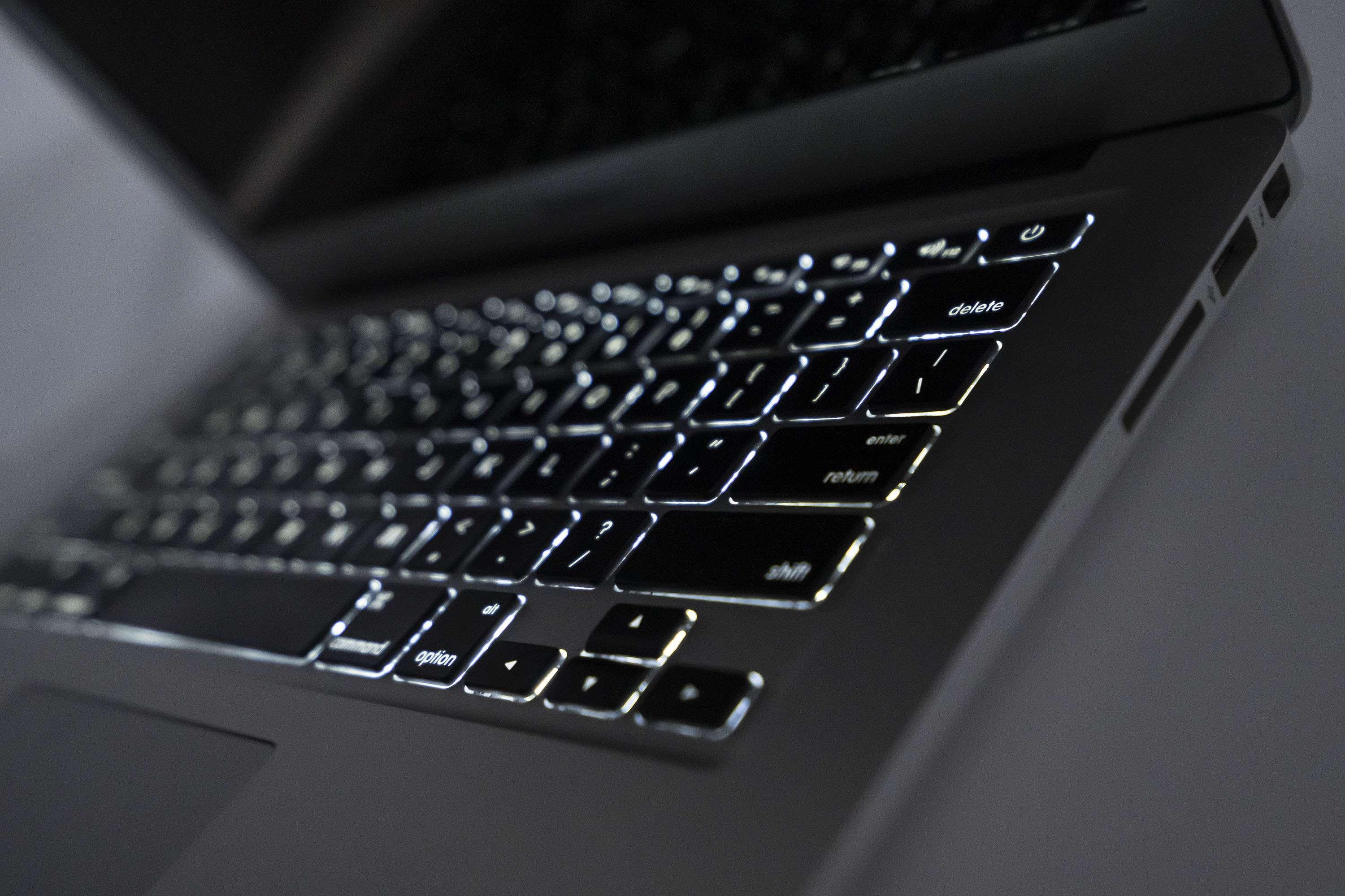 Apple MacBook Air 13-inch (Mid 2013) 1.7GHz i7 8GB RAM MD760LL/A